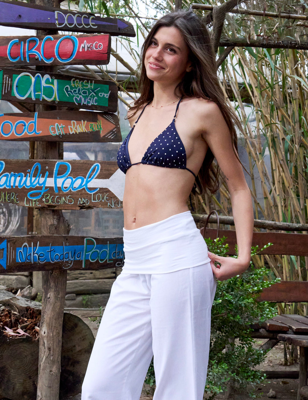 Top bikini a triangolo blu a pois outfit