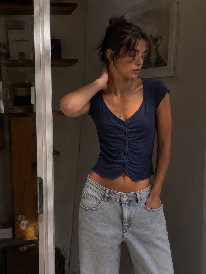 Top blu navy con bottoni copertina