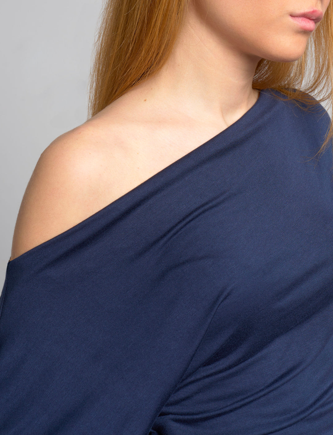 Top blu navy con scollo asimmetrico dettaglio scollo