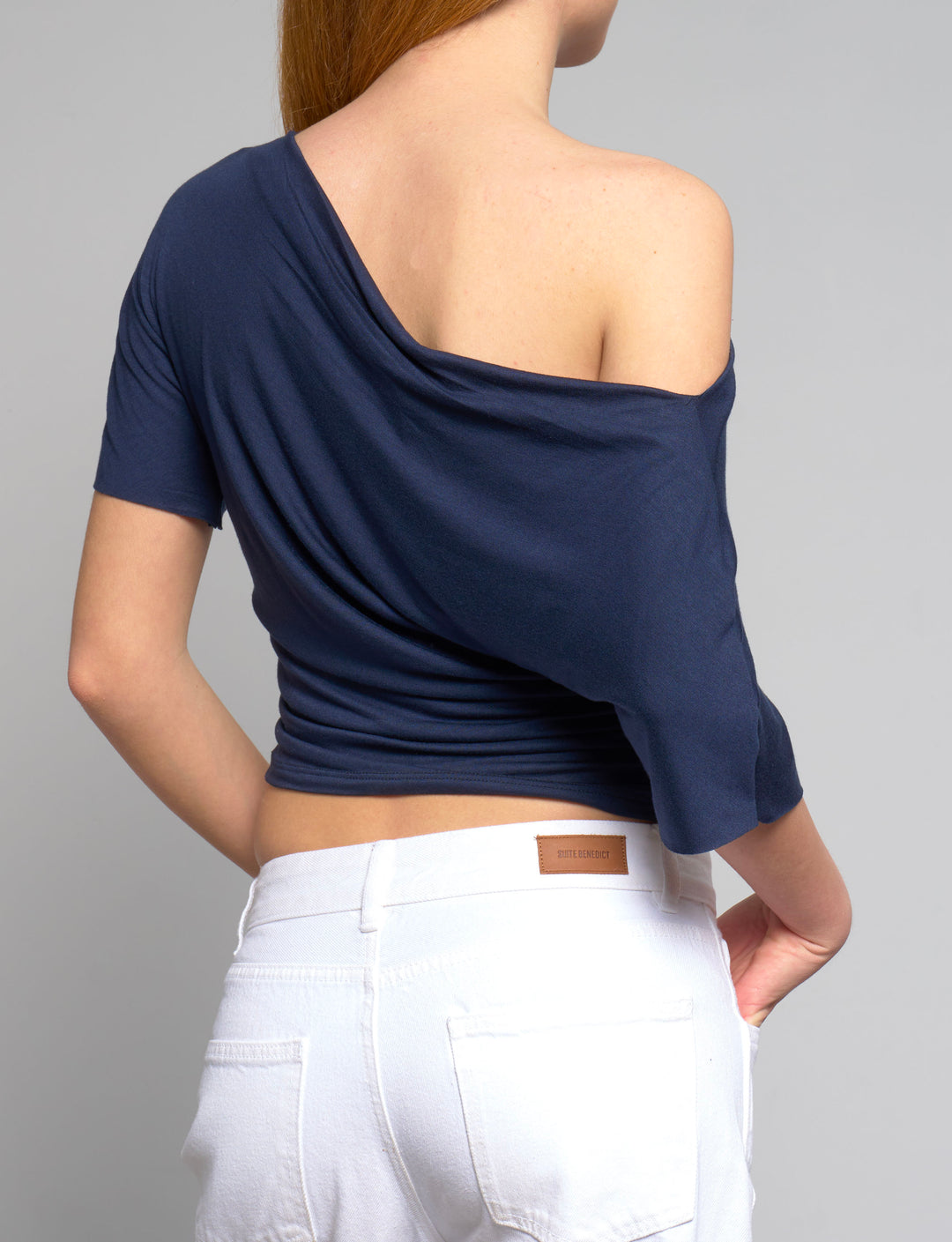 Top blu navy con scollo asimmetrico retro