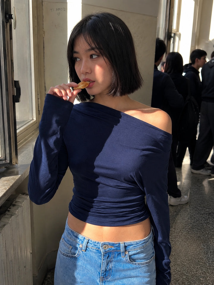 Maglia blu navy a maniche lunghe con scollo asimmetrico