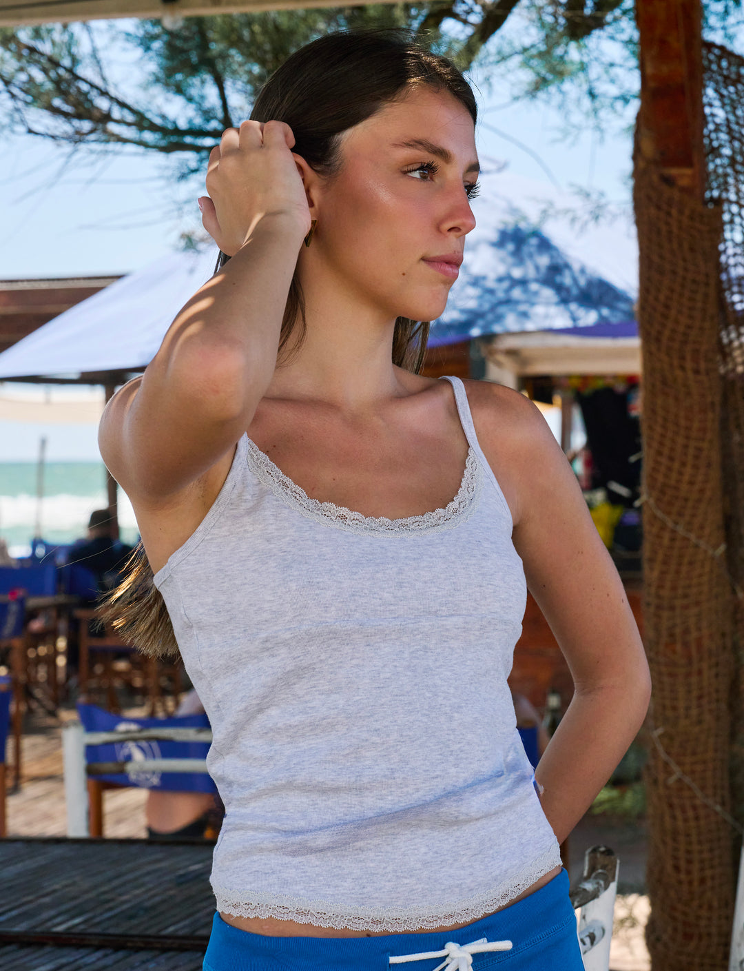 Top canotta grigia con dettagli in pizzo look