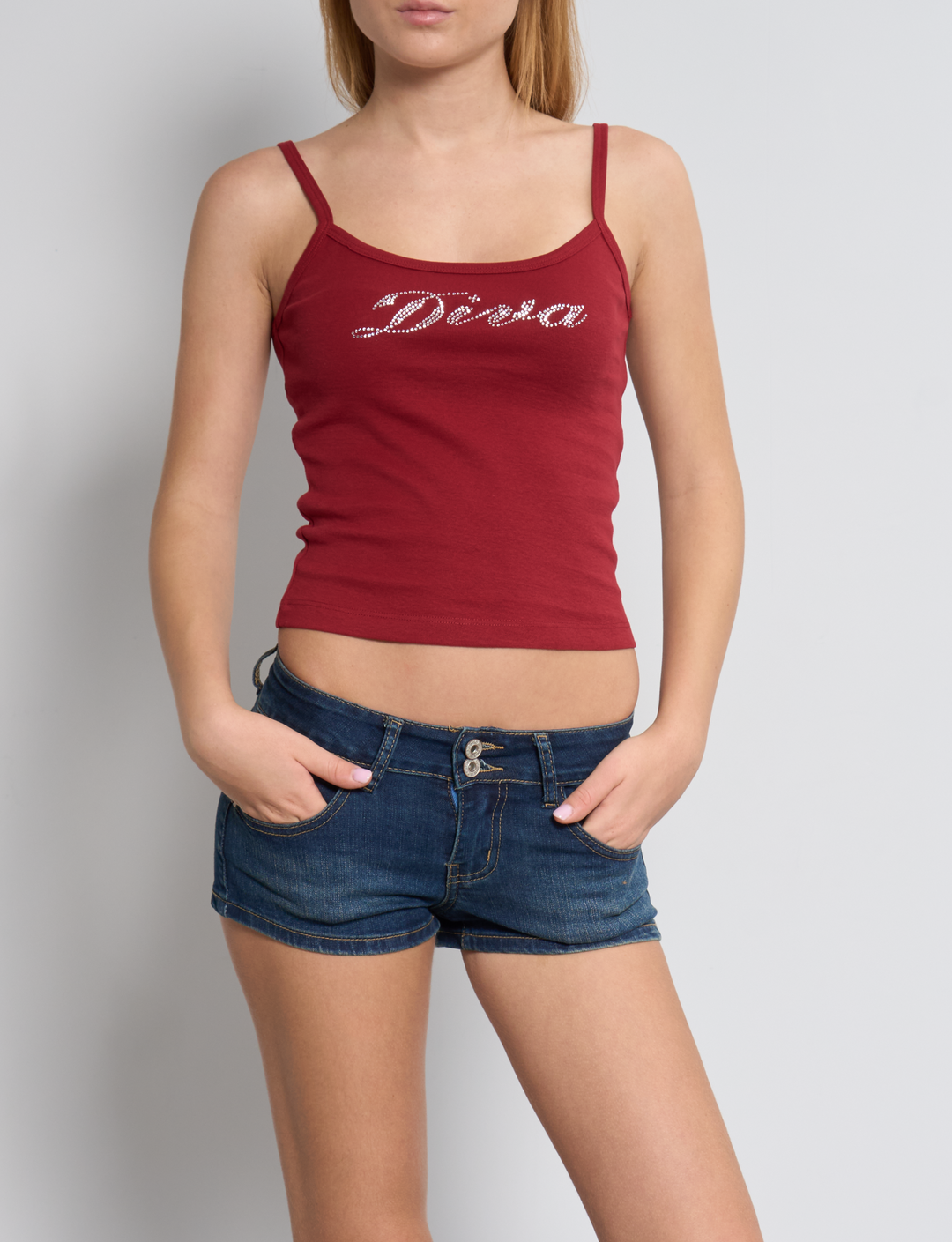 Top canotta rosso con scritta "Diva" in strass frontale