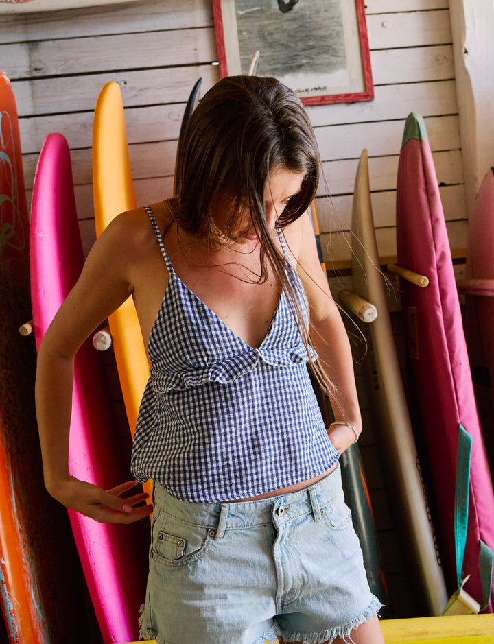 Top corto a quadretti blu look