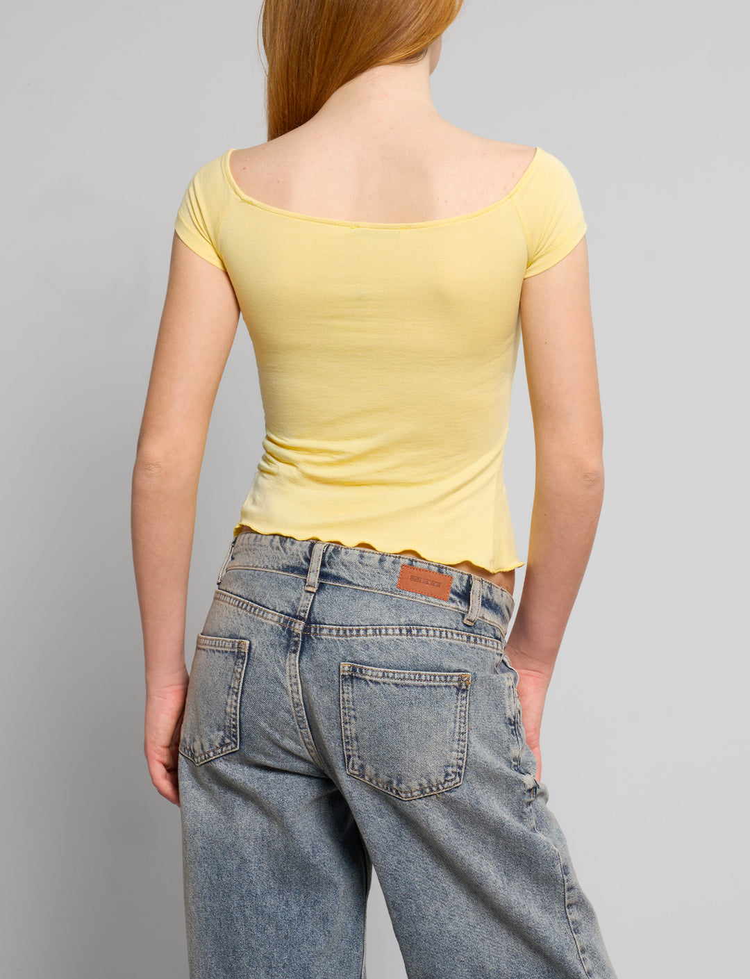 Top giallo pastello a spalle scoperte retro