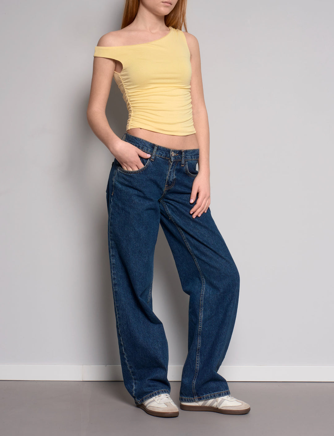 Top giallo pastello asimmetrico a manica corta