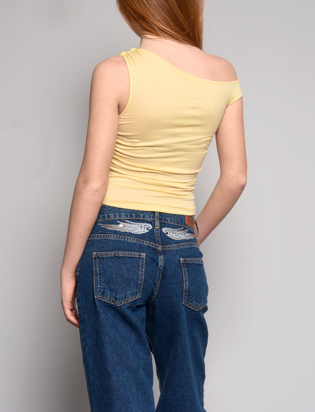 Top giallo pastello asimmetrico a manica corta