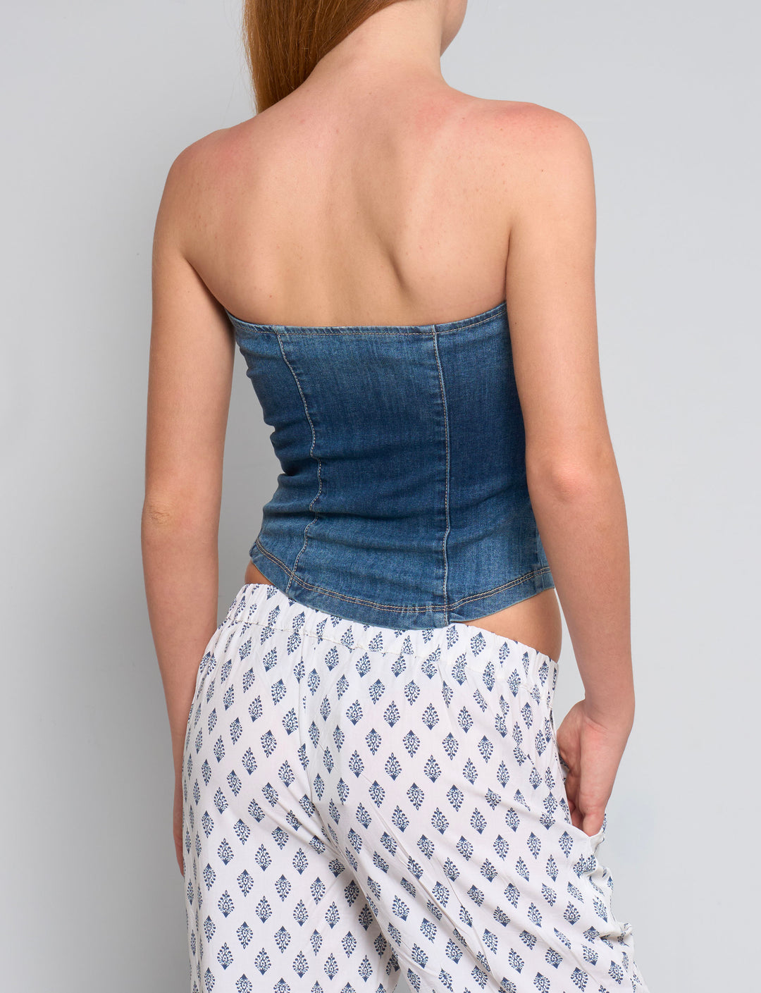 Top in denim elasticizzato con taschine retro