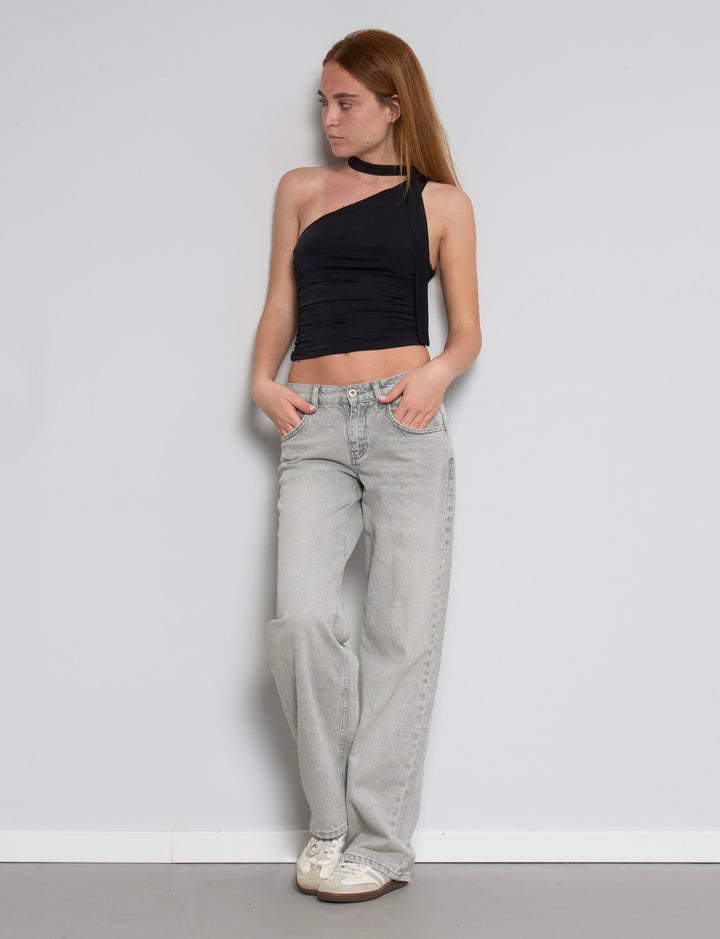 Top monospalla nero con fascia al collo look