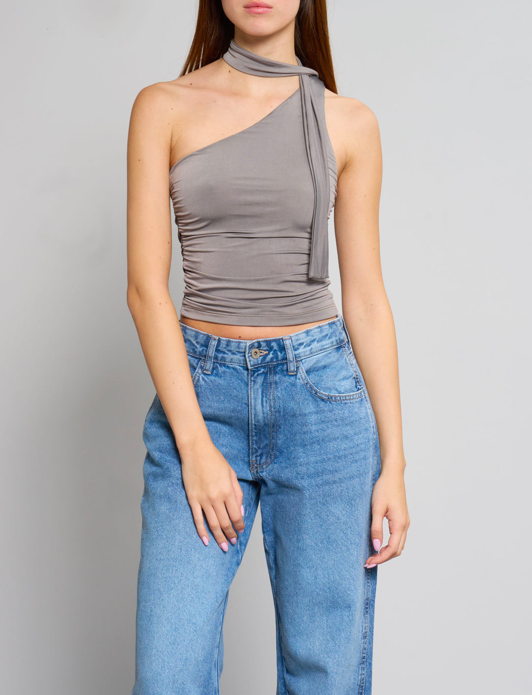 Top monospalla verde salvia con fascia al collo frontale