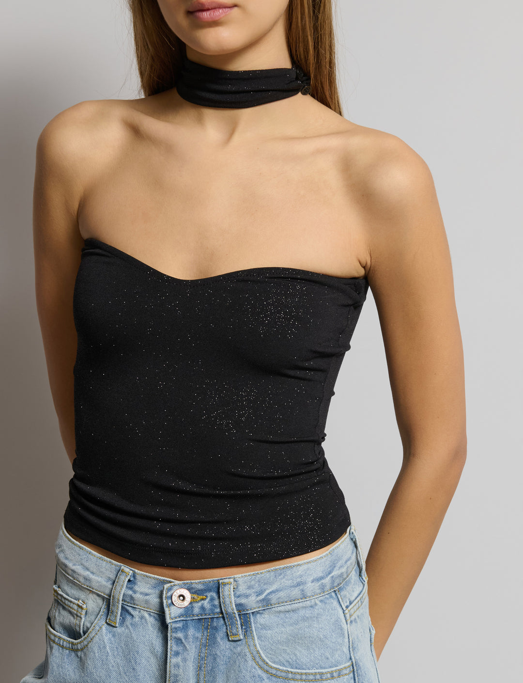 Top nero a fascia in lurex con colletto