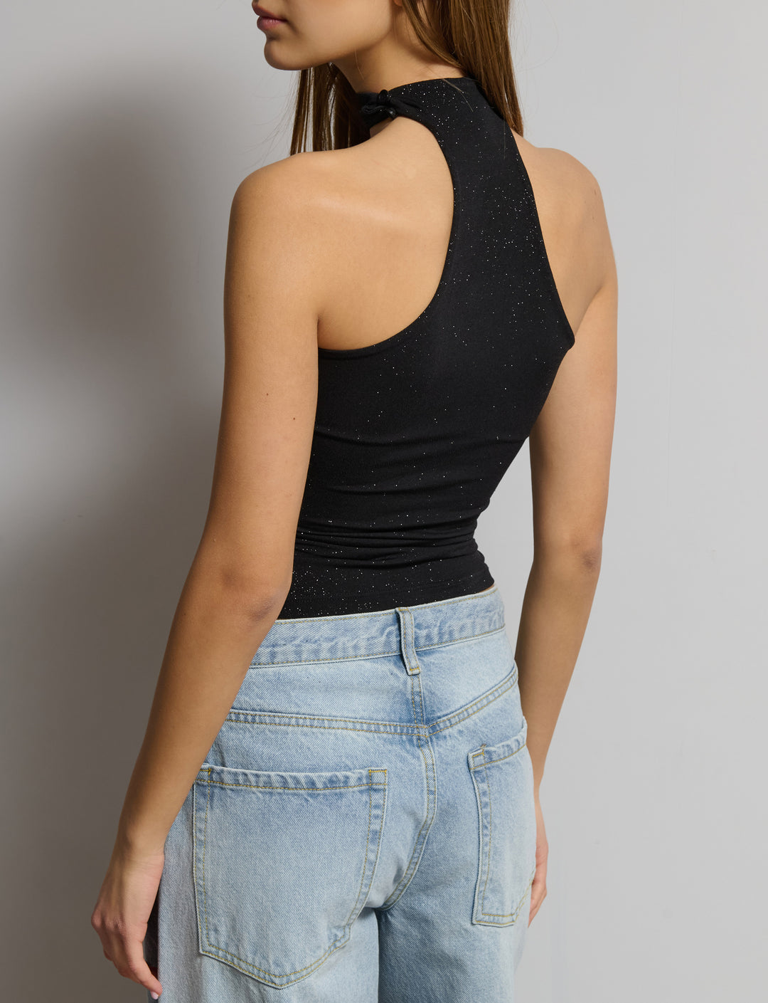 Top nero a fascia in lurex con colletto