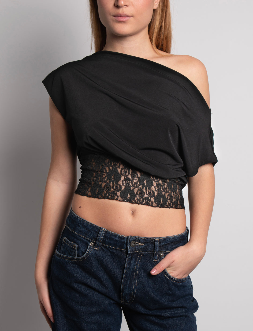 Top nero asimmetrico con fascia in pizzo frontale