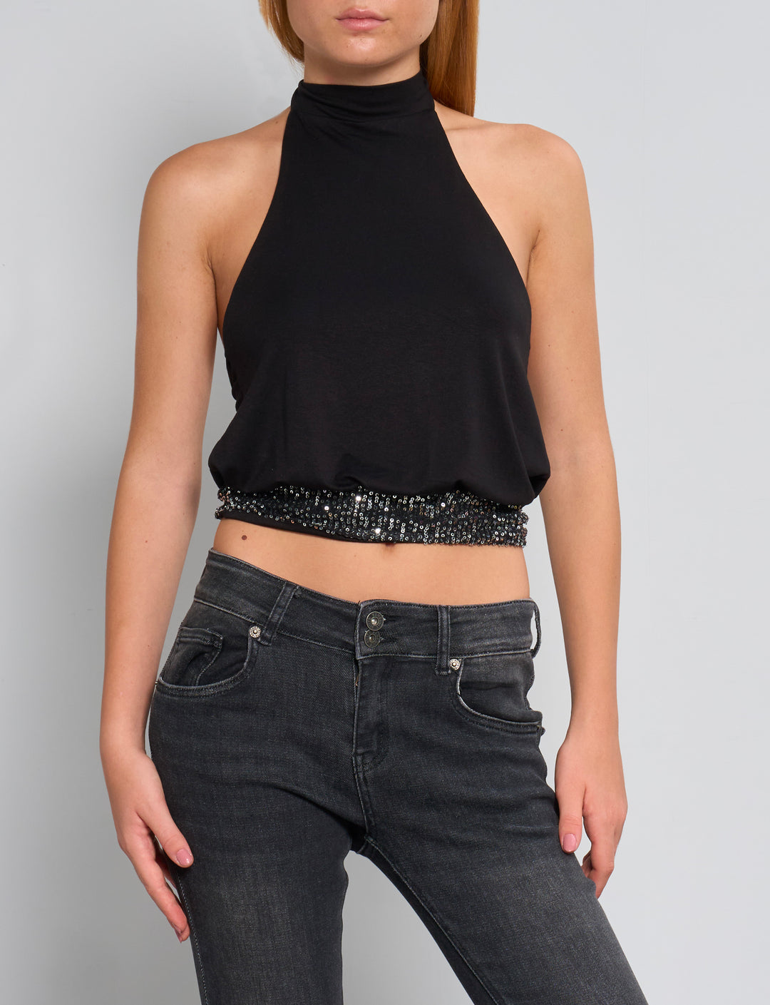 Top nero con fascia in paillettes frontale