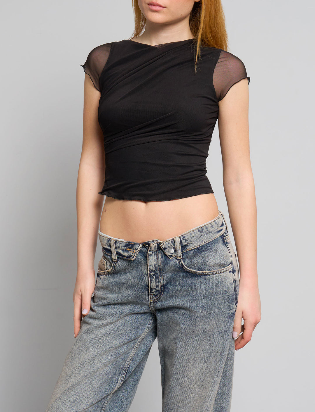 Top nero in rete con trasparenze frontale