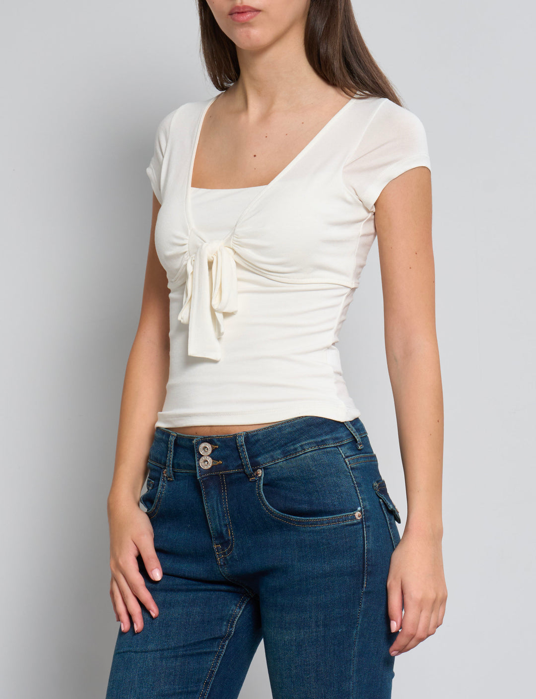 Top panna a maniche corte con fiocco frontale frontale