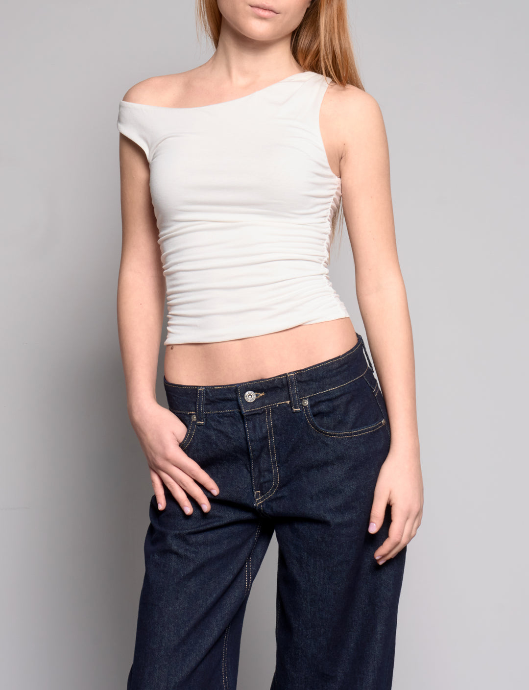 Top panna asimmetrico a manica corta