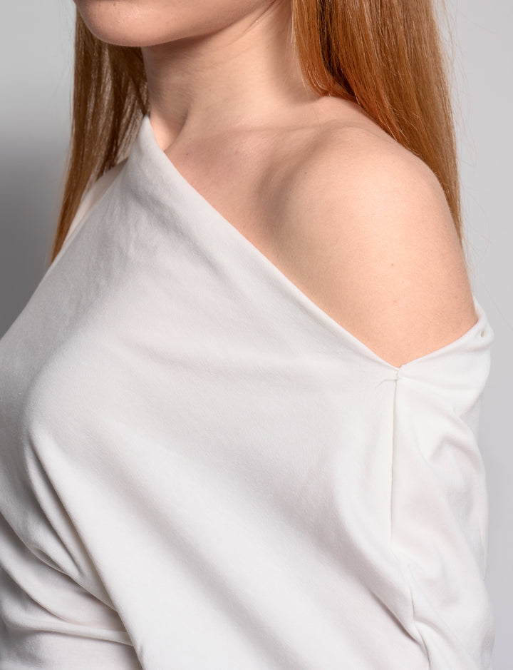 Top panna con scollo asimmetrico