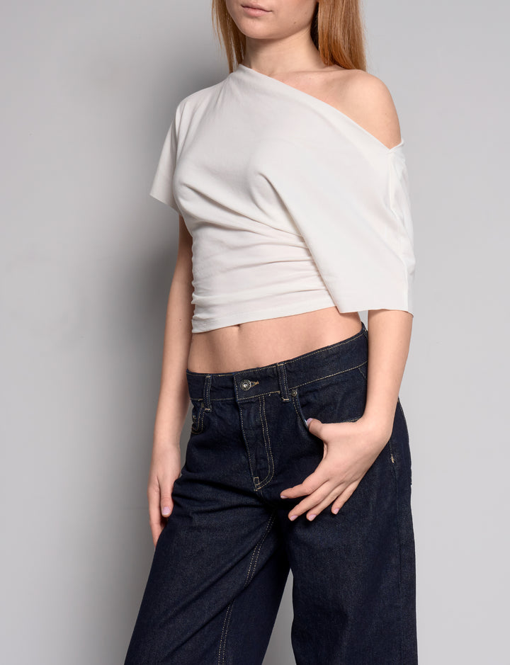 Top panna con scollo asimmetrico