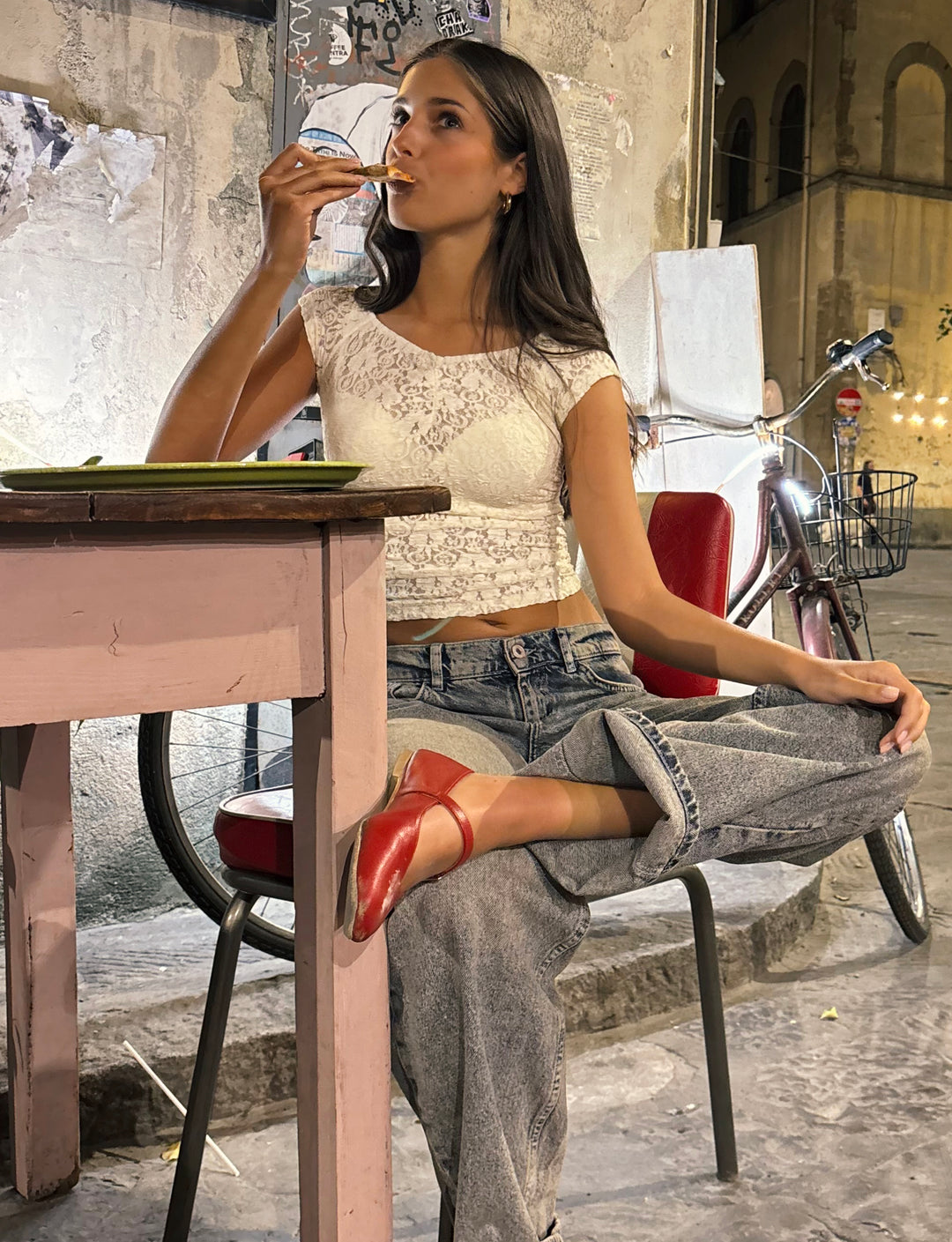 Top panna in pizzo con arricciatura look