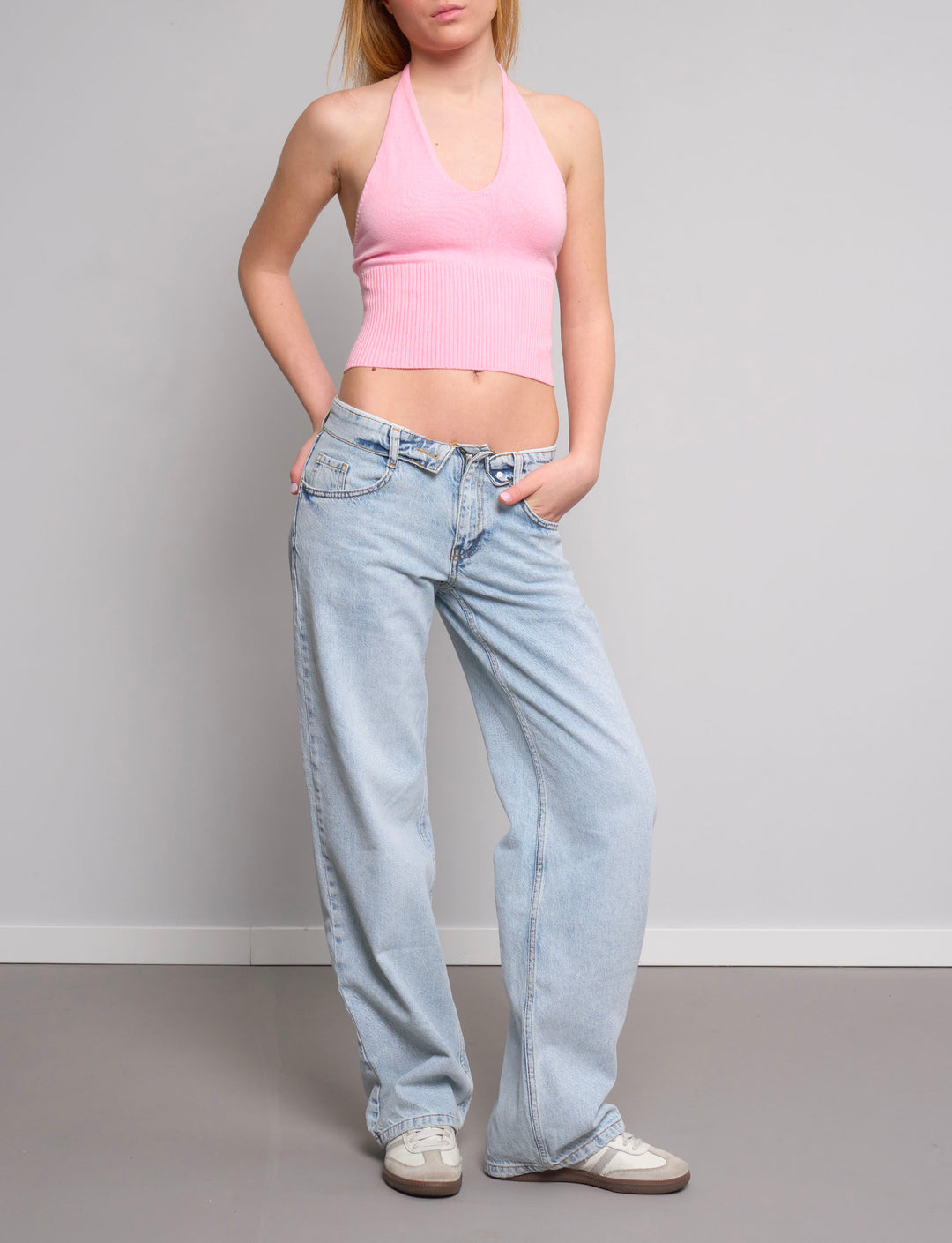 Top rosa in maglia con schiena scoperta