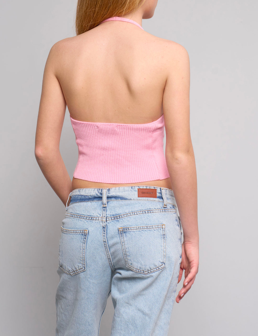 Top rosa in maglia con schiena scoperta