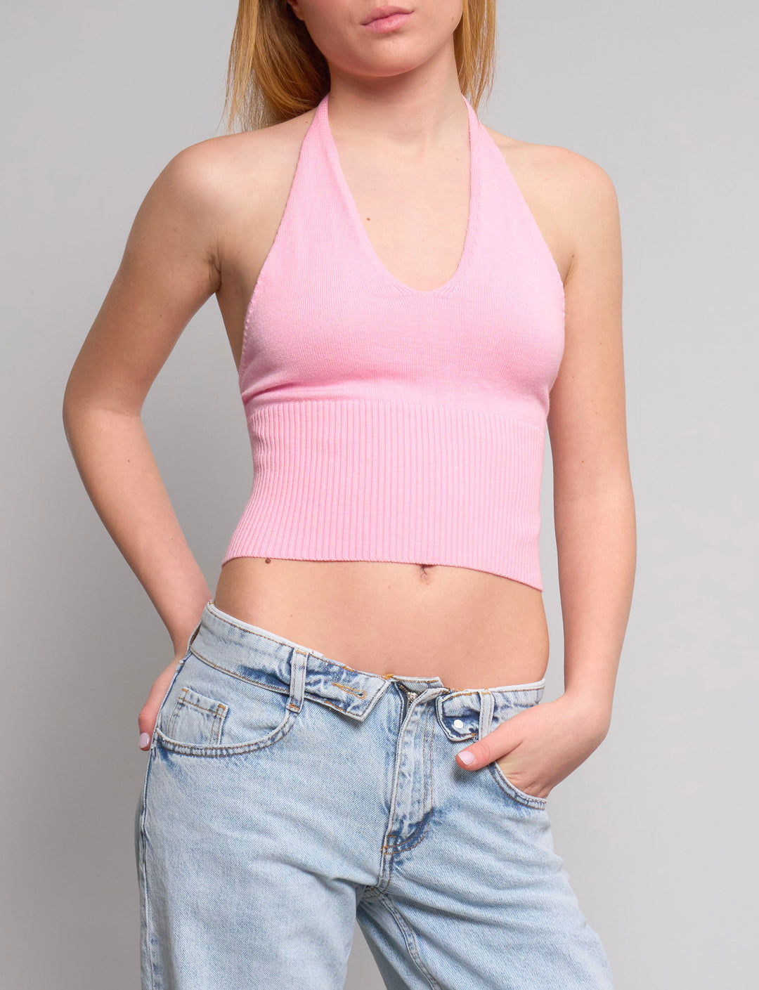 Top rosa in maglia con schiena scoperta