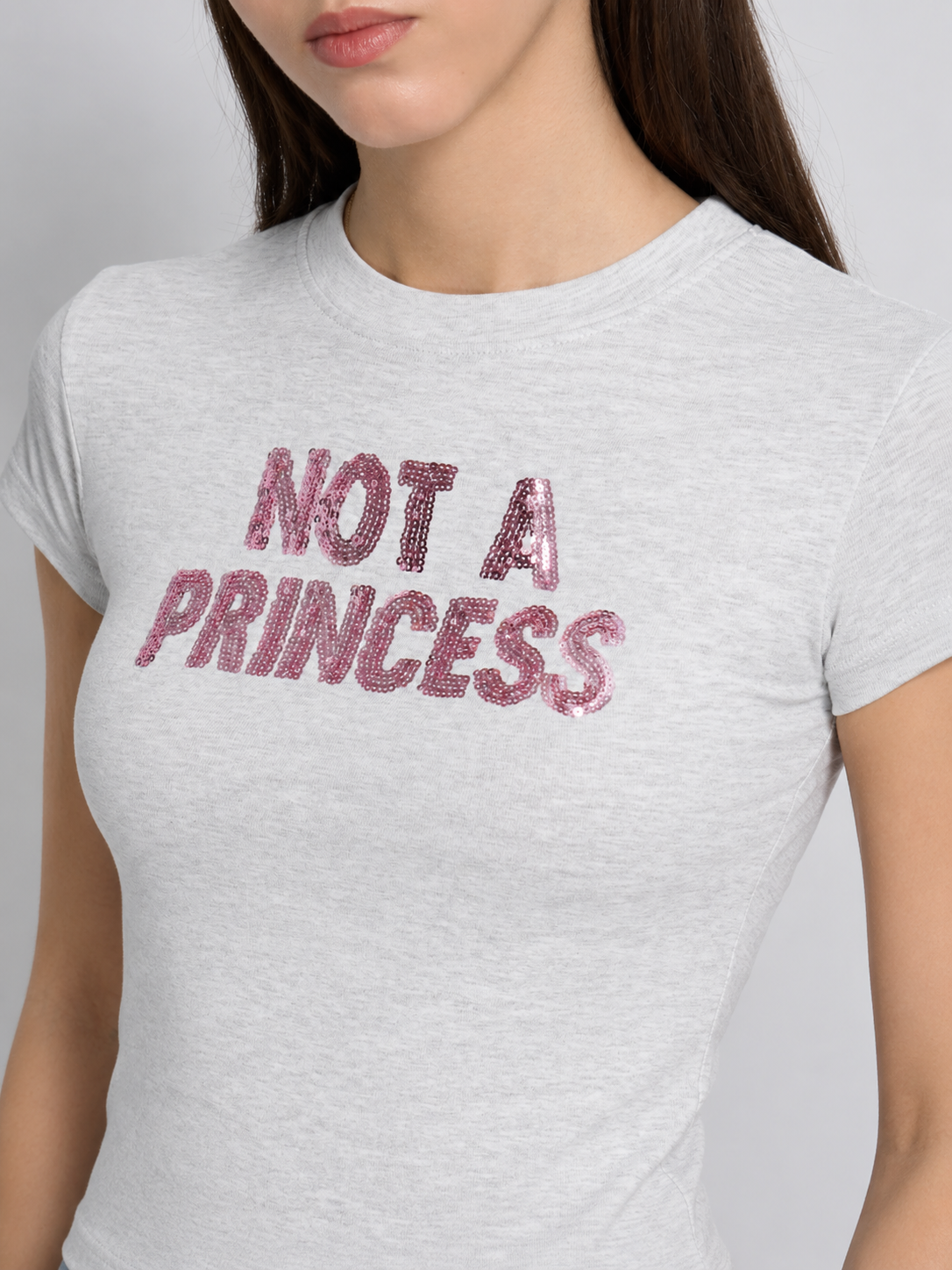 T-shirt grigia con scritta in paillettes