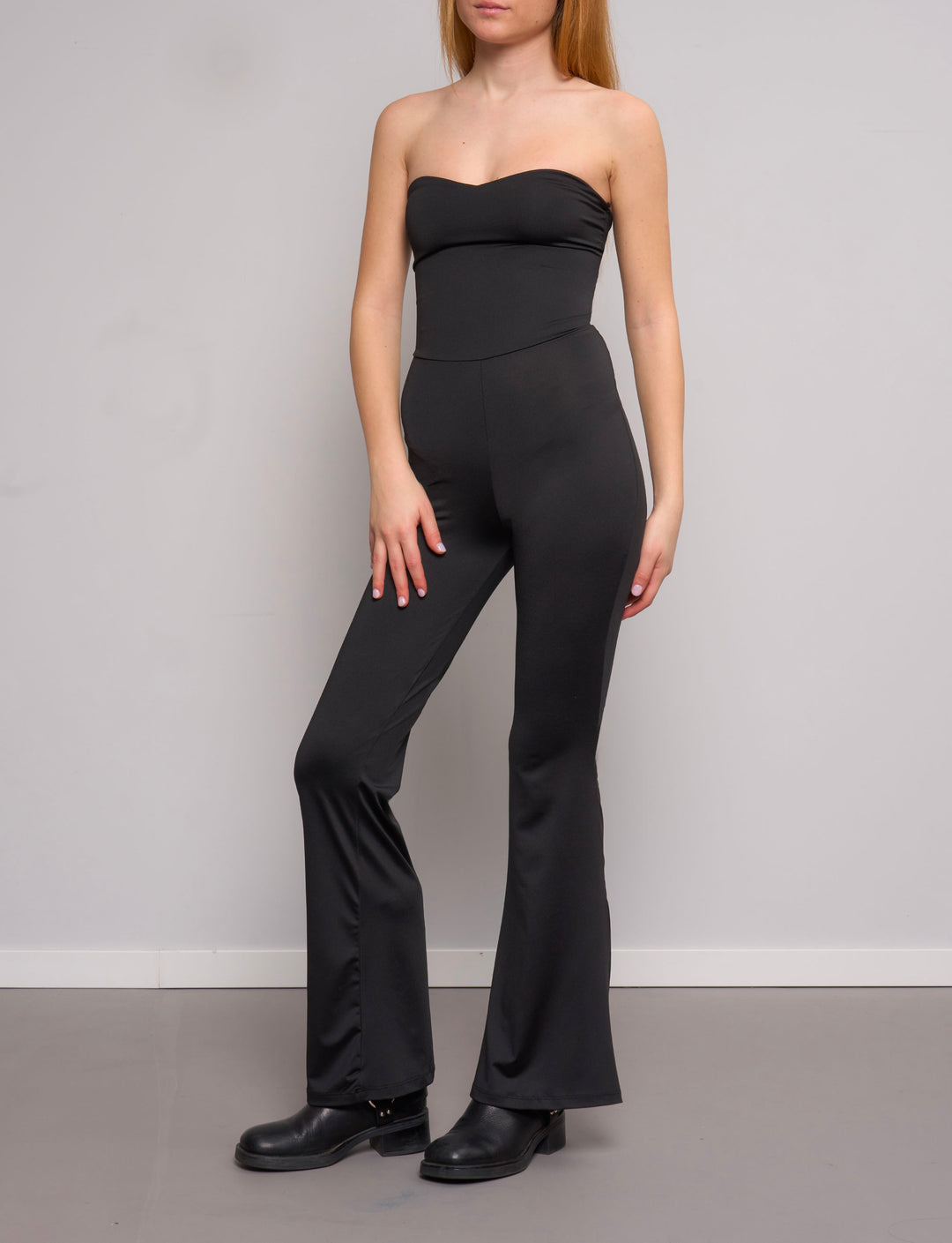 Tuta nera con allacciatura incrociata sulla schiena