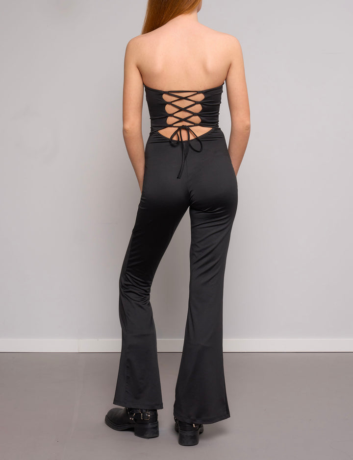 Tuta nera con allacciatura incrociata sulla schiena