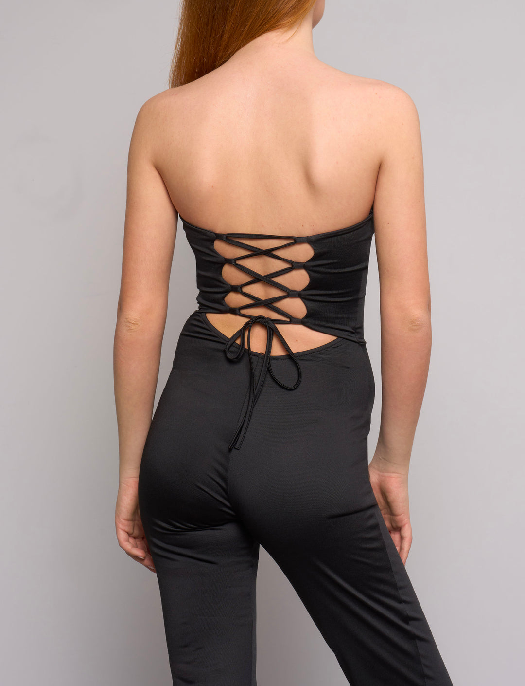 Tuta nera con allacciatura incrociata sulla schiena