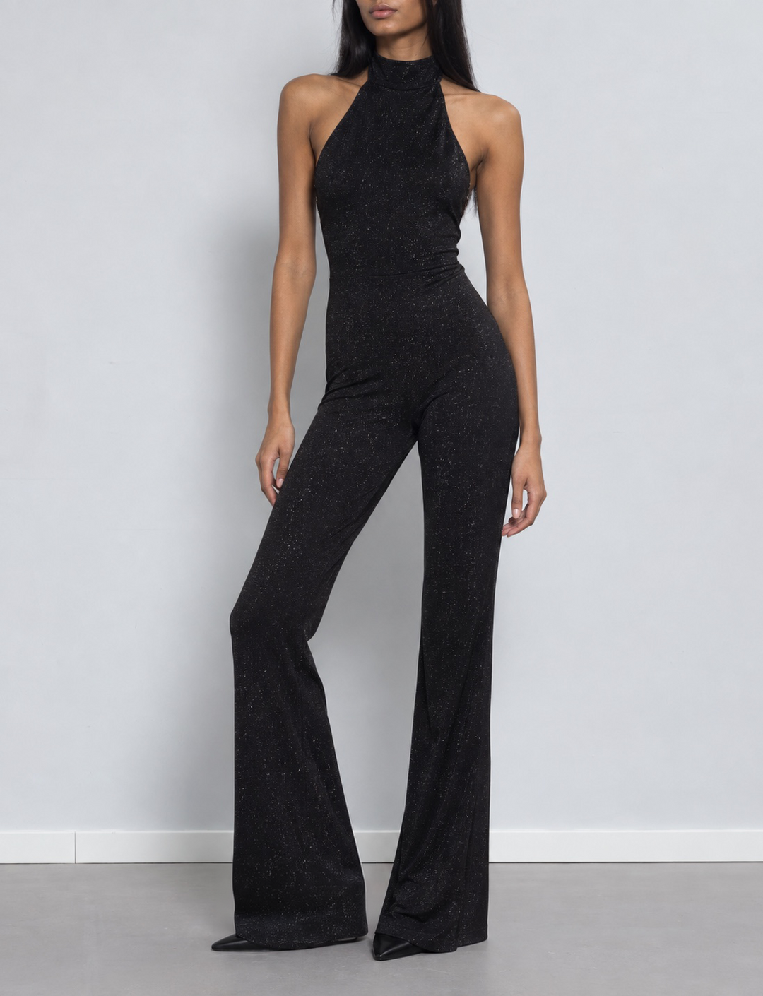 Tuta nera glitterata con scollo halter copertina