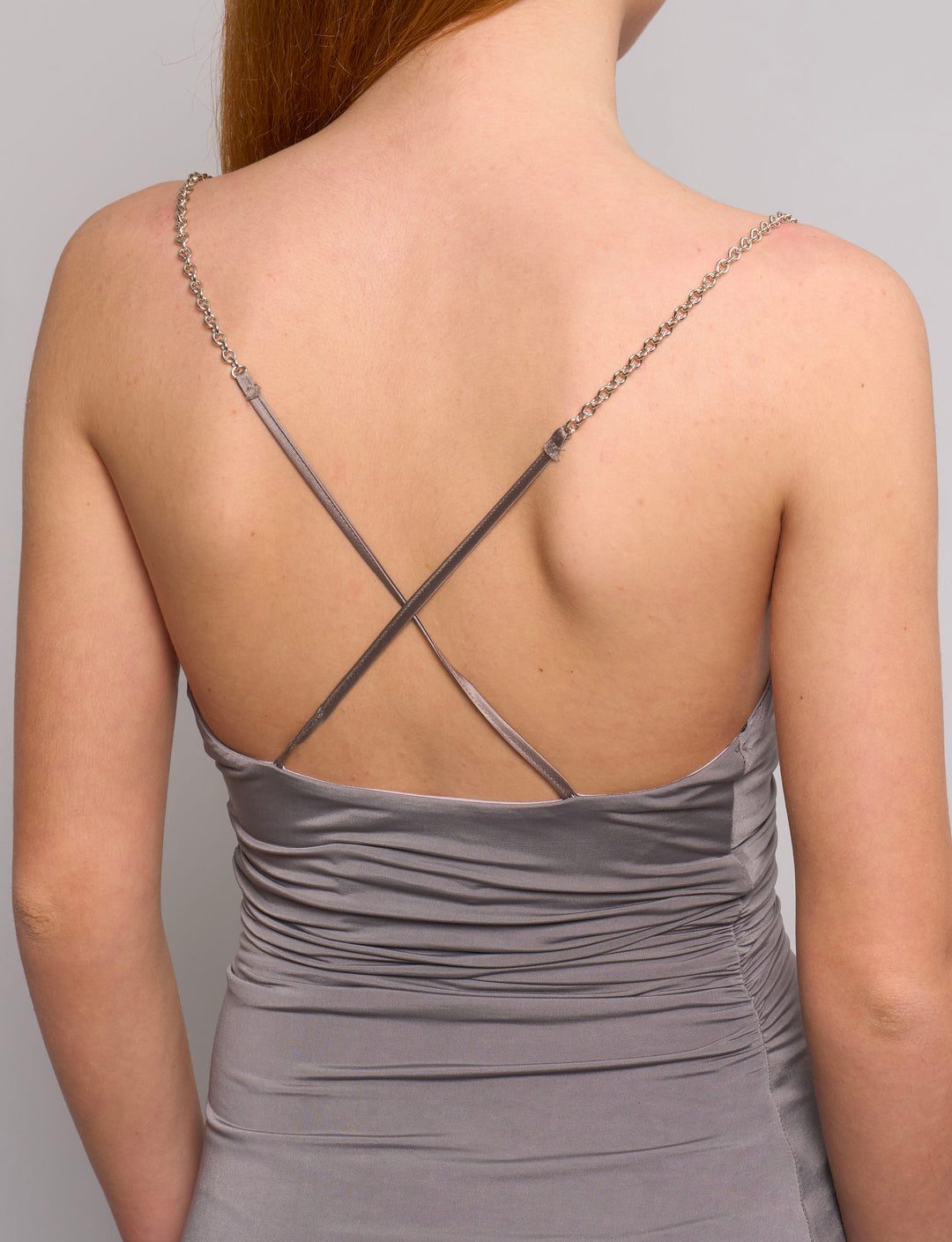 Vestito con arricciature e spalline a catenella