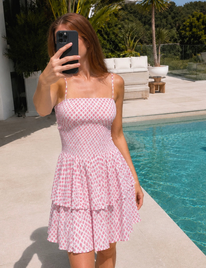 Vestito corto panna con gonna a balze e stampe rosa copertina