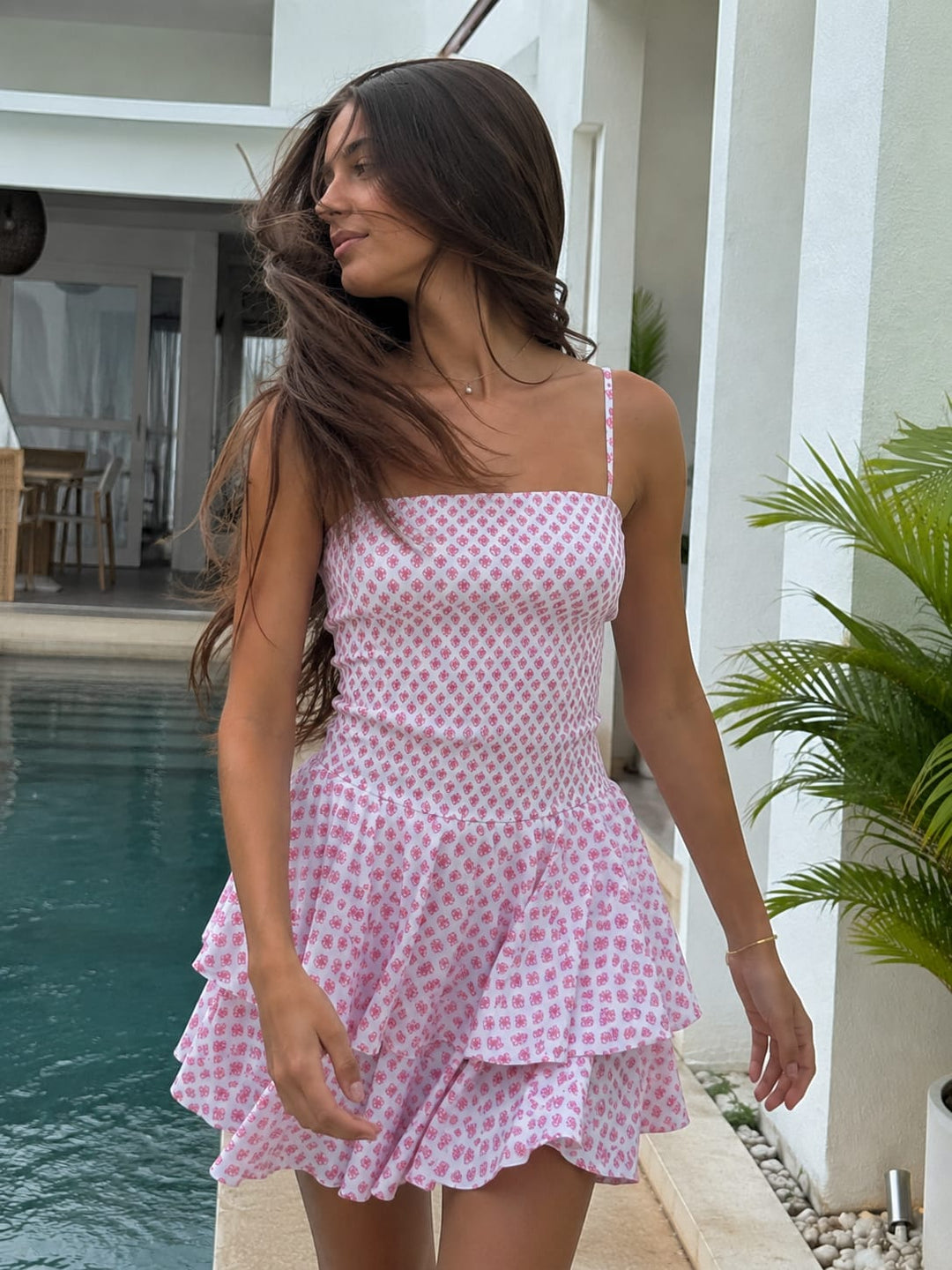 Vestito corto panna con gonna a balze e stampe rosa 