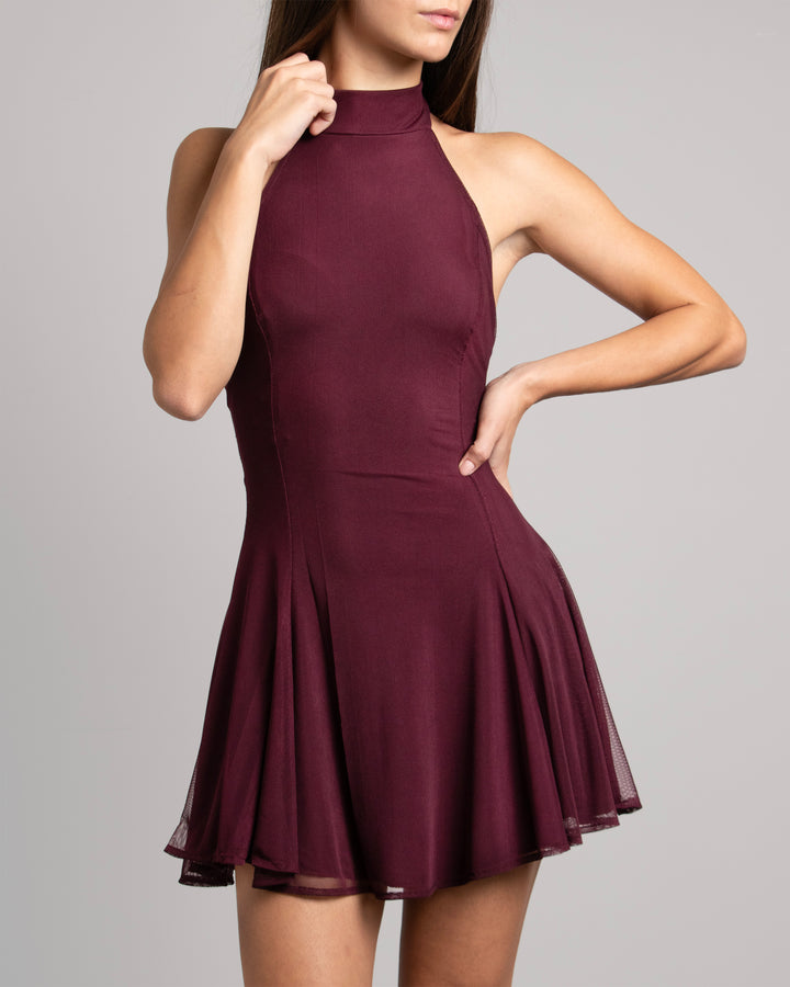 Vestito in rete bordeaux con scollo halter e schiena scoperta frontale