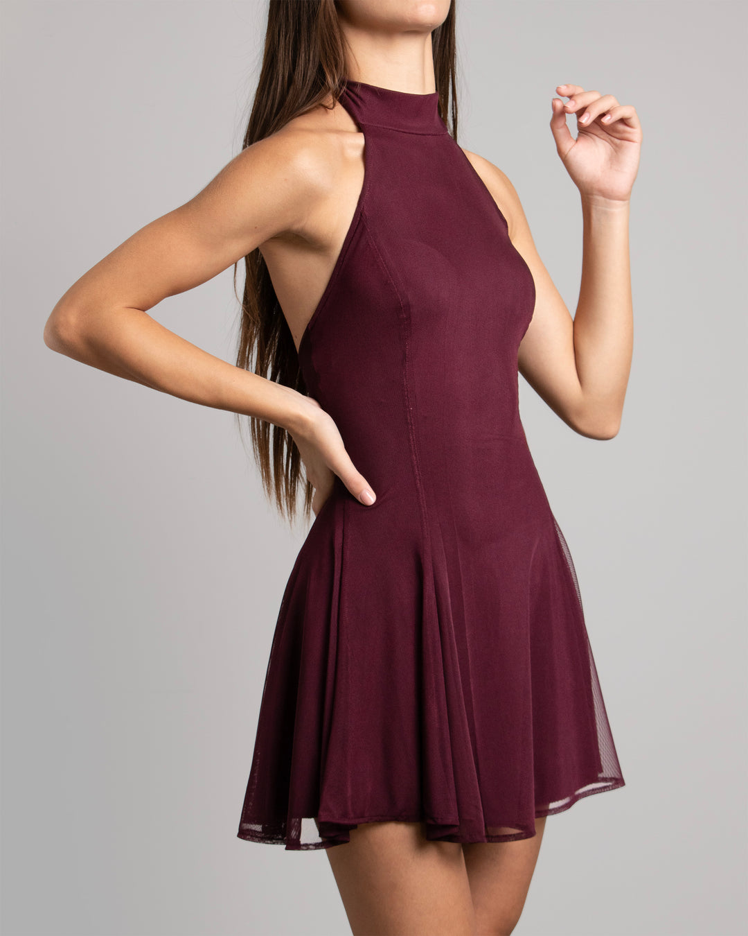 Vestito in rete bordeaux con scollo halter e schiena scoperta laterale