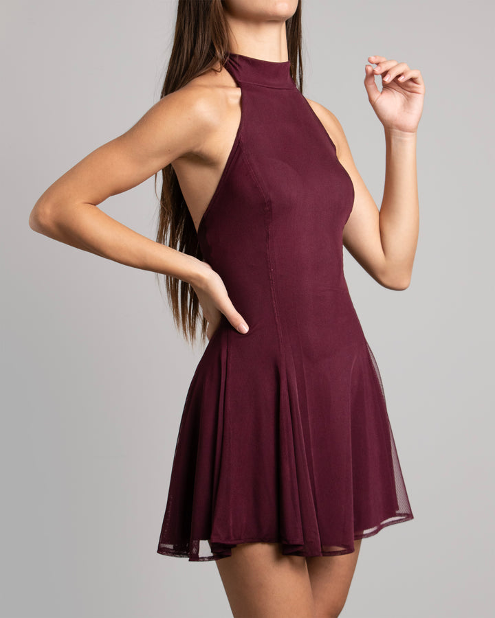 Vestito in rete bordeaux con scollo halter e schiena scoperta laterale