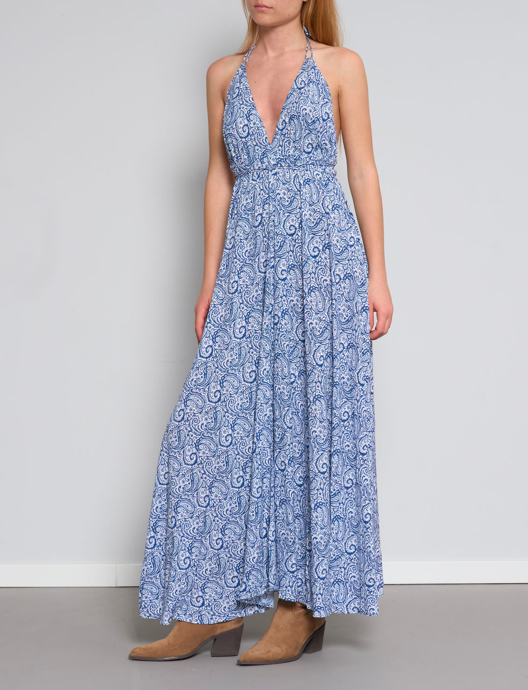 Vestito lungo a fantasia blu con schiena scoperta frontale