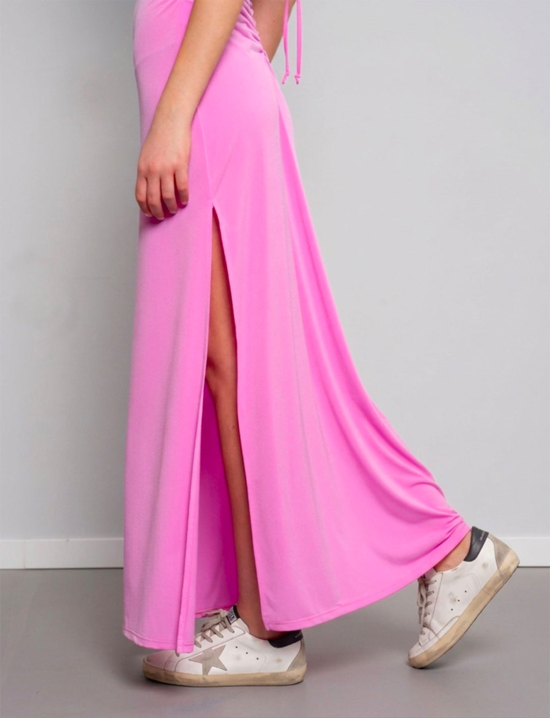 Vestito lungo fucsia con schiena scoperta laterale
