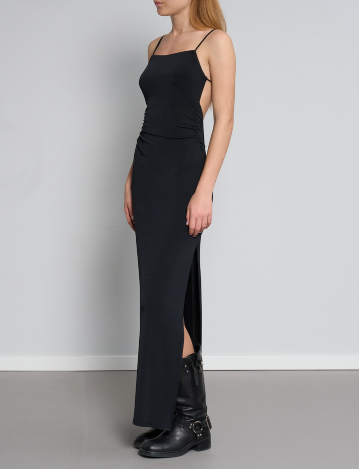 Vestito lungo nero con schiena scoperta frontale