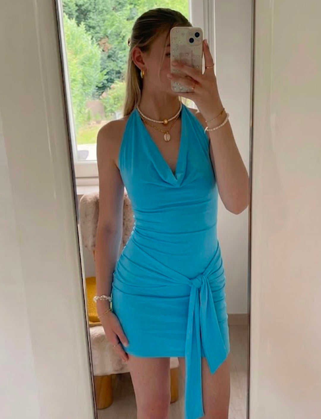 Vestito mini azzurro con scollo morbido e fiocco copertina