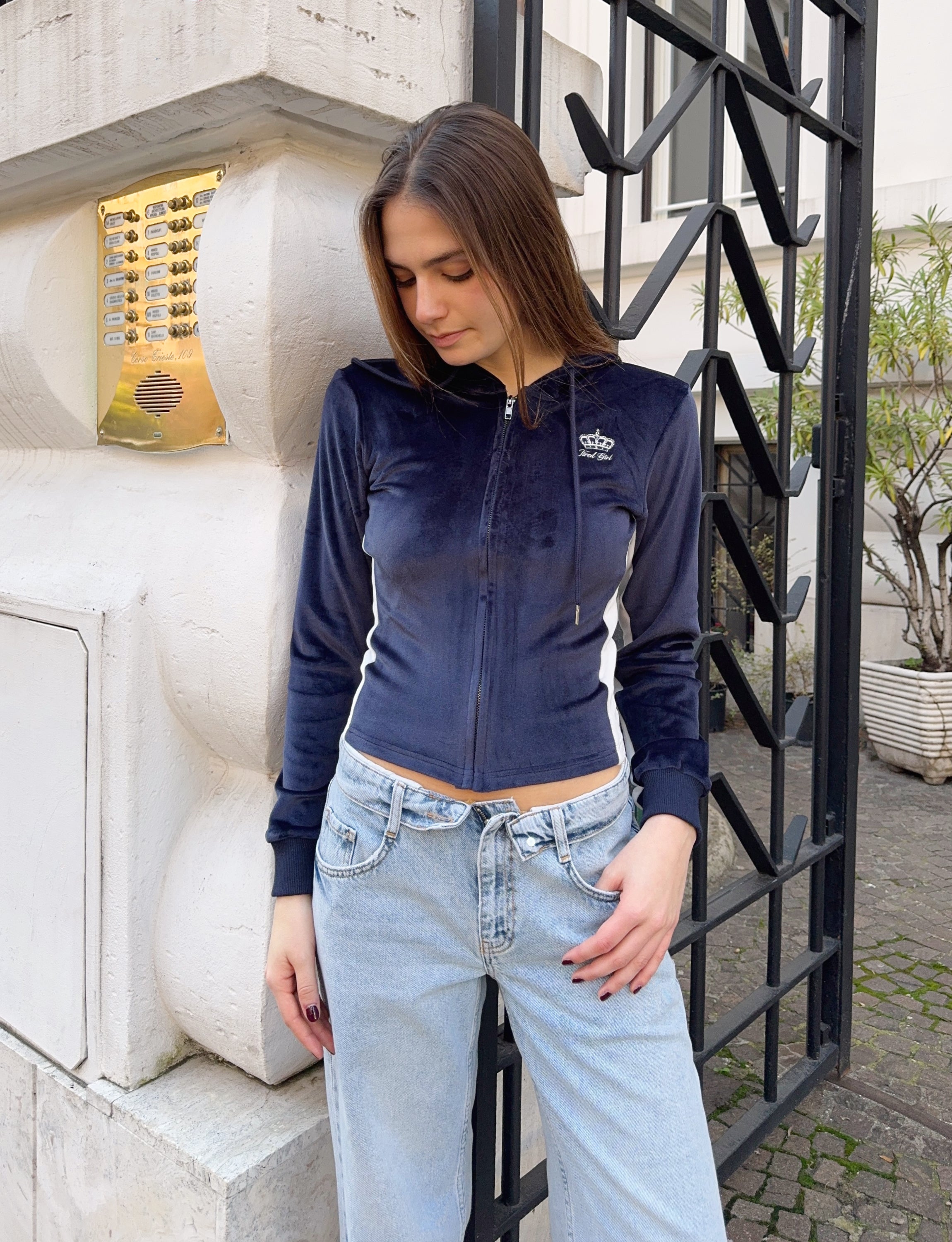 Felpa in ciniglia blu con ricamo