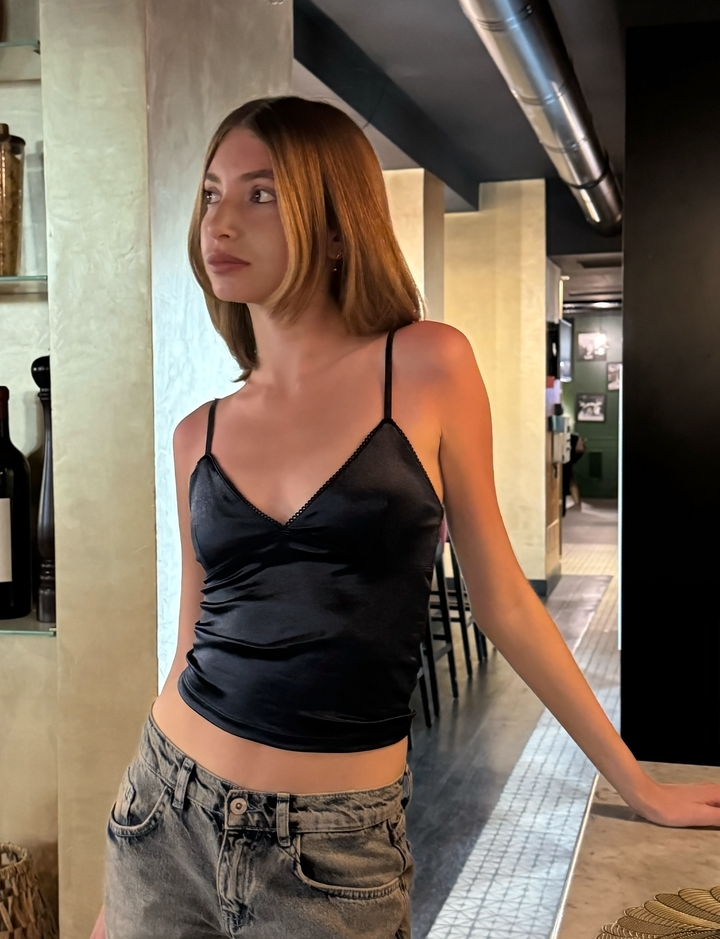 Top satinato con pizzo