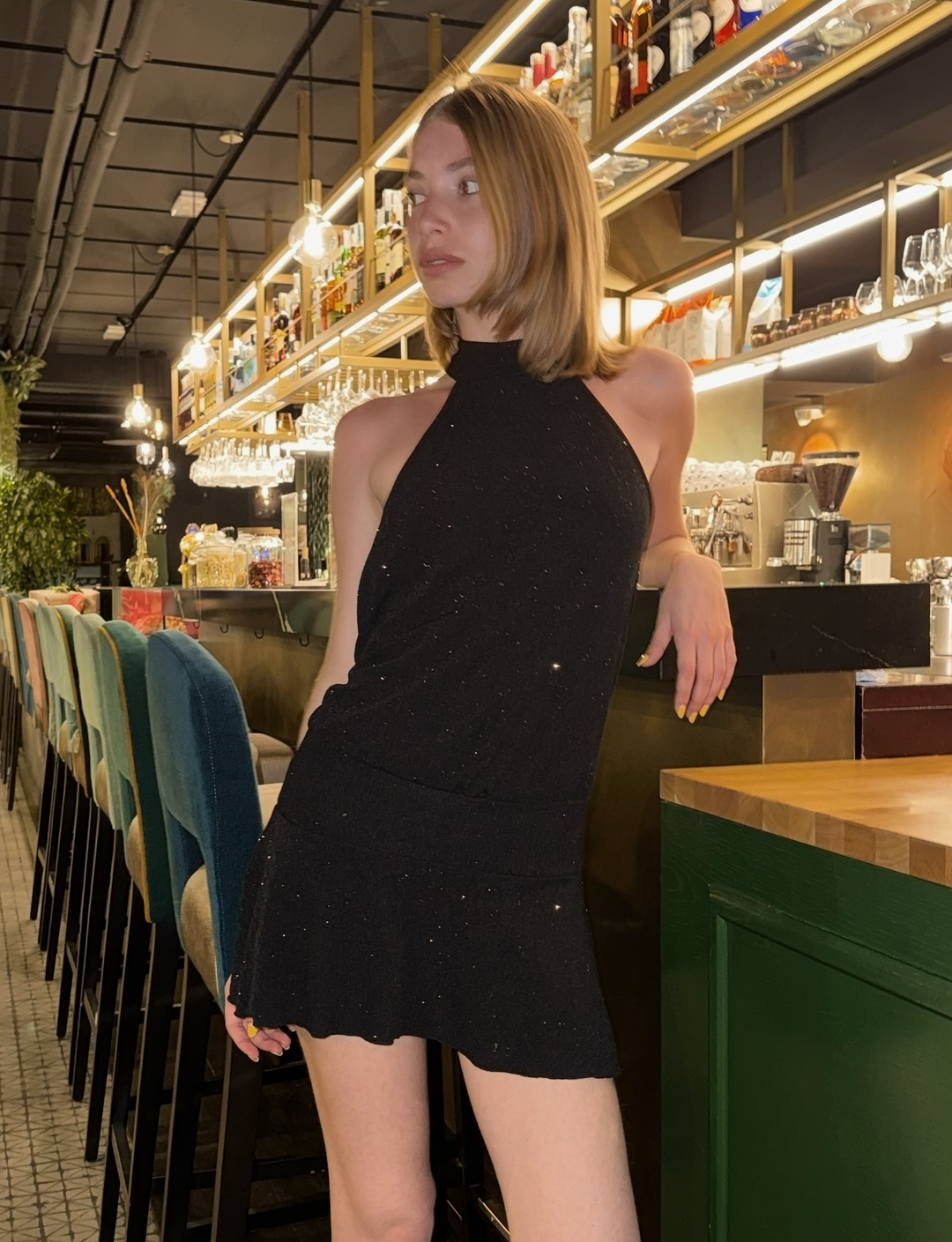 Mini abito con drappeggio e collo halter