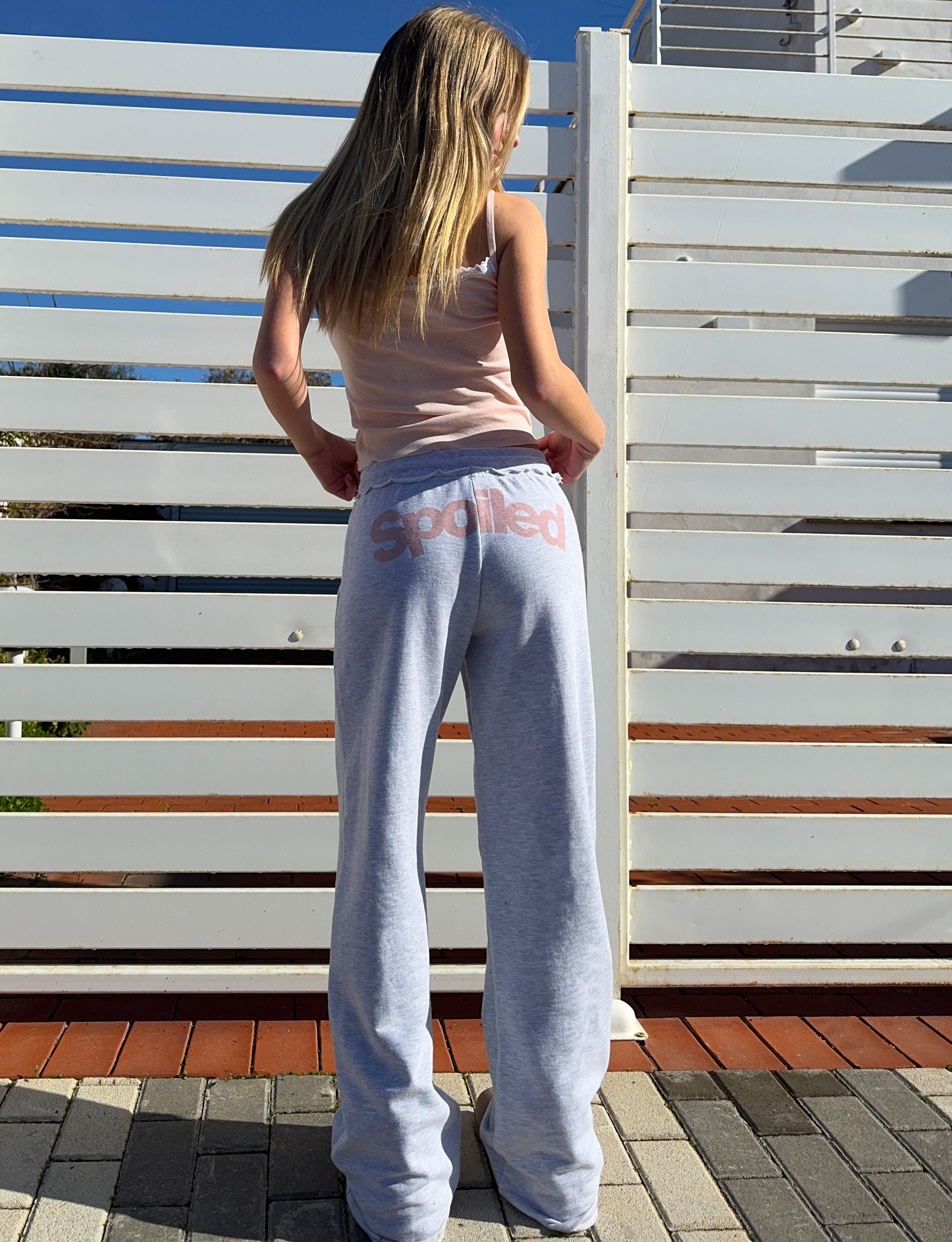 Pantalone tuta con scritta "spoiled"