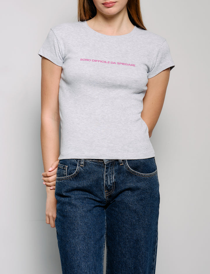 T-shirt grigia con scritta "Difficile da spiegare"
