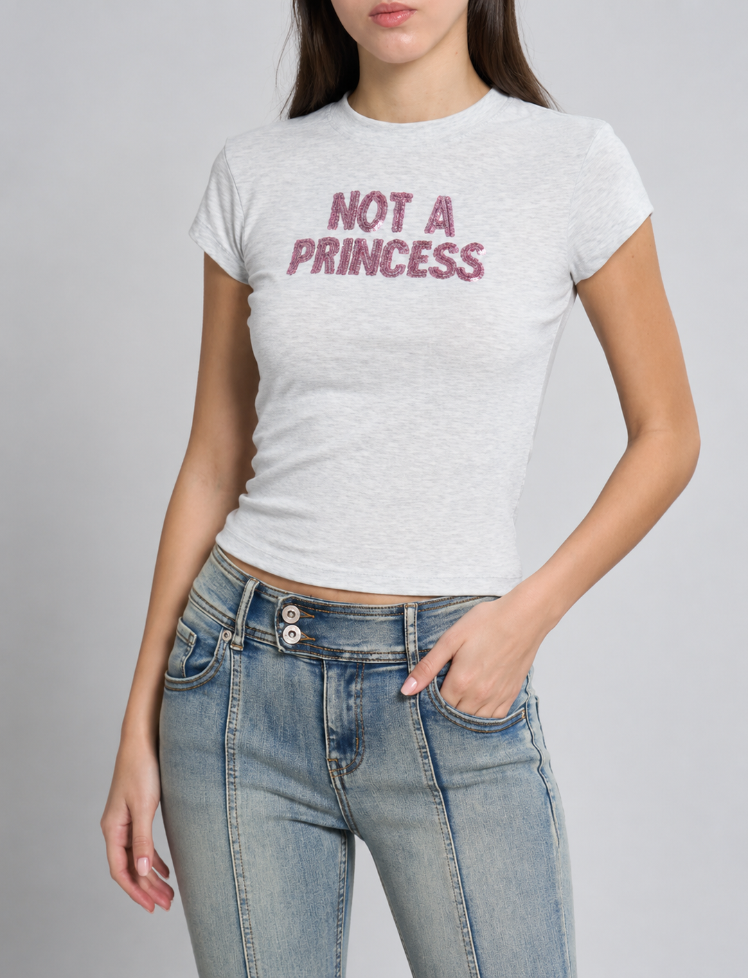 T-shirt grigia con scritta in paillettes