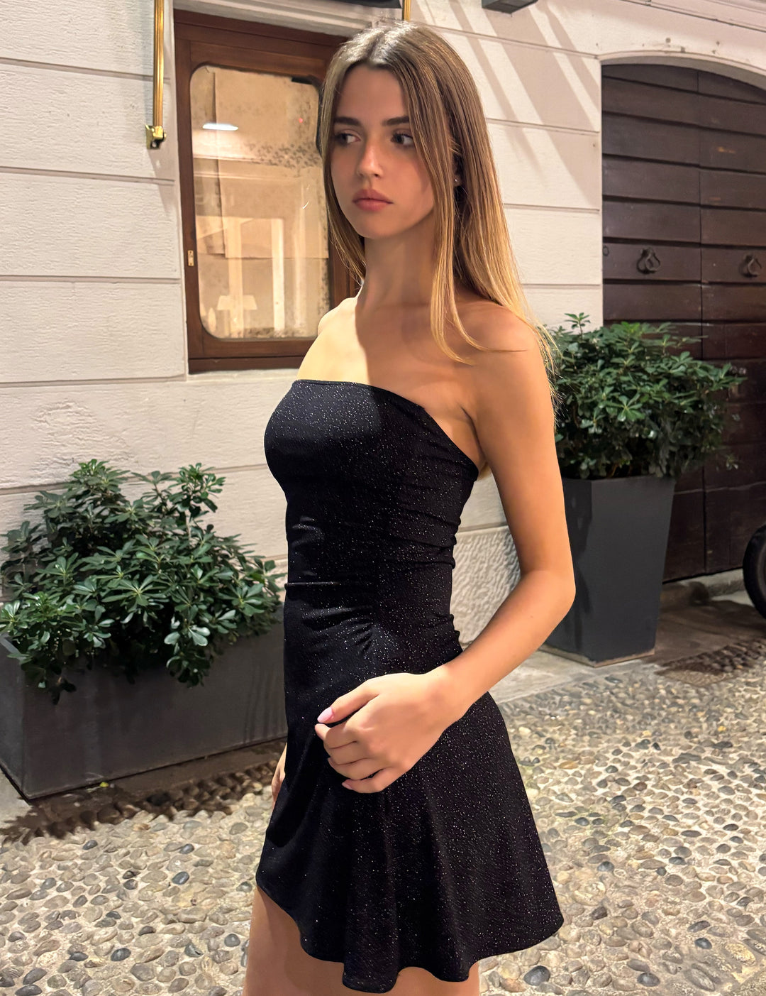 Abito a fascia con gonna svasata